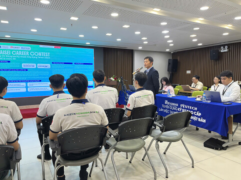 技術力と学習意欲を評価するコンテスト審査風景