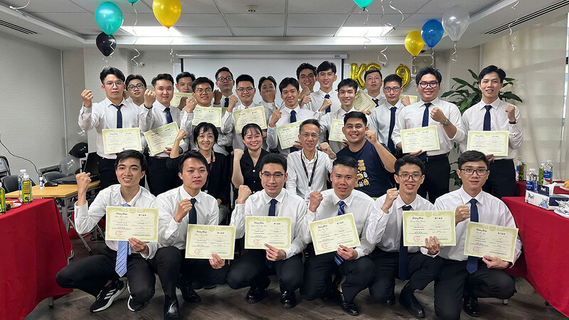 中級学習期間を修了した受講生の卒業風景